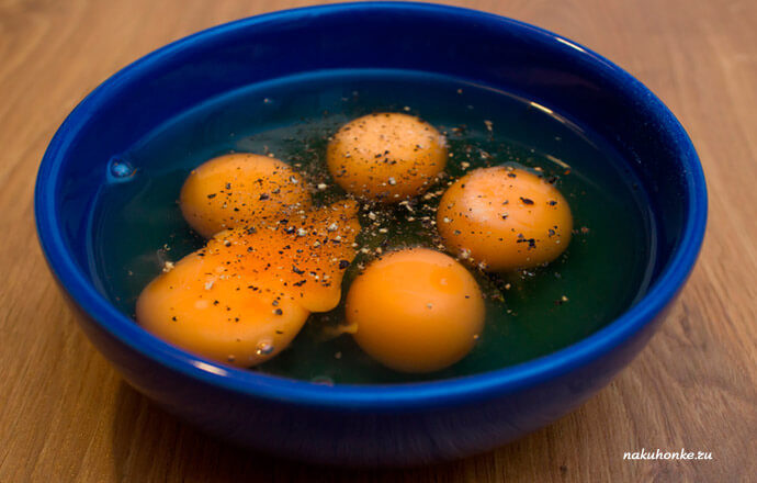 Взбить яйца для фриттаты