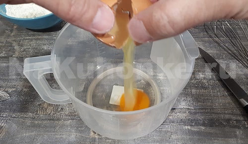 Разбить яйцо в кастрюльку